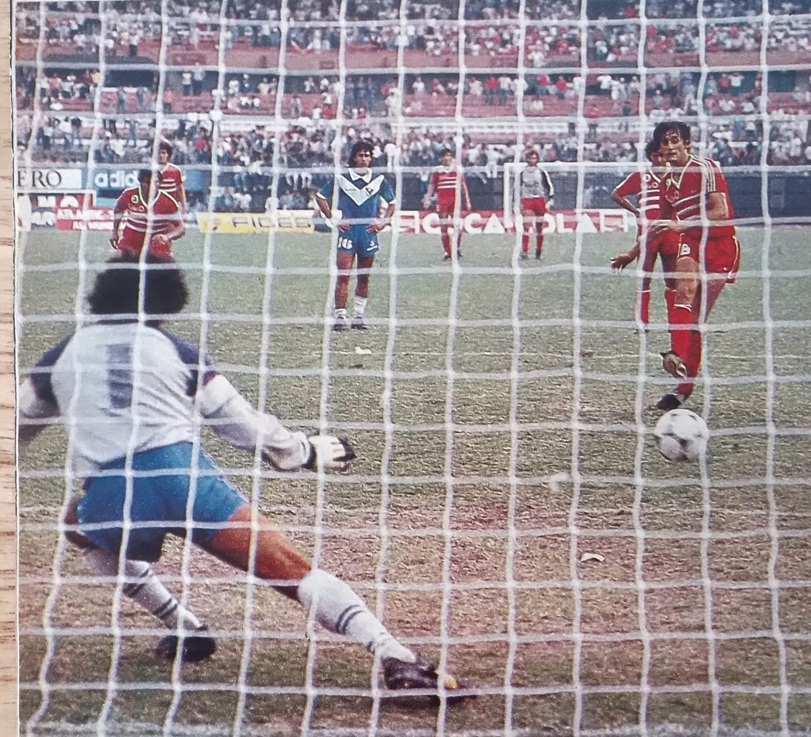 Enzo Francescoli, de penal, coloca el 3-0 definitivo 