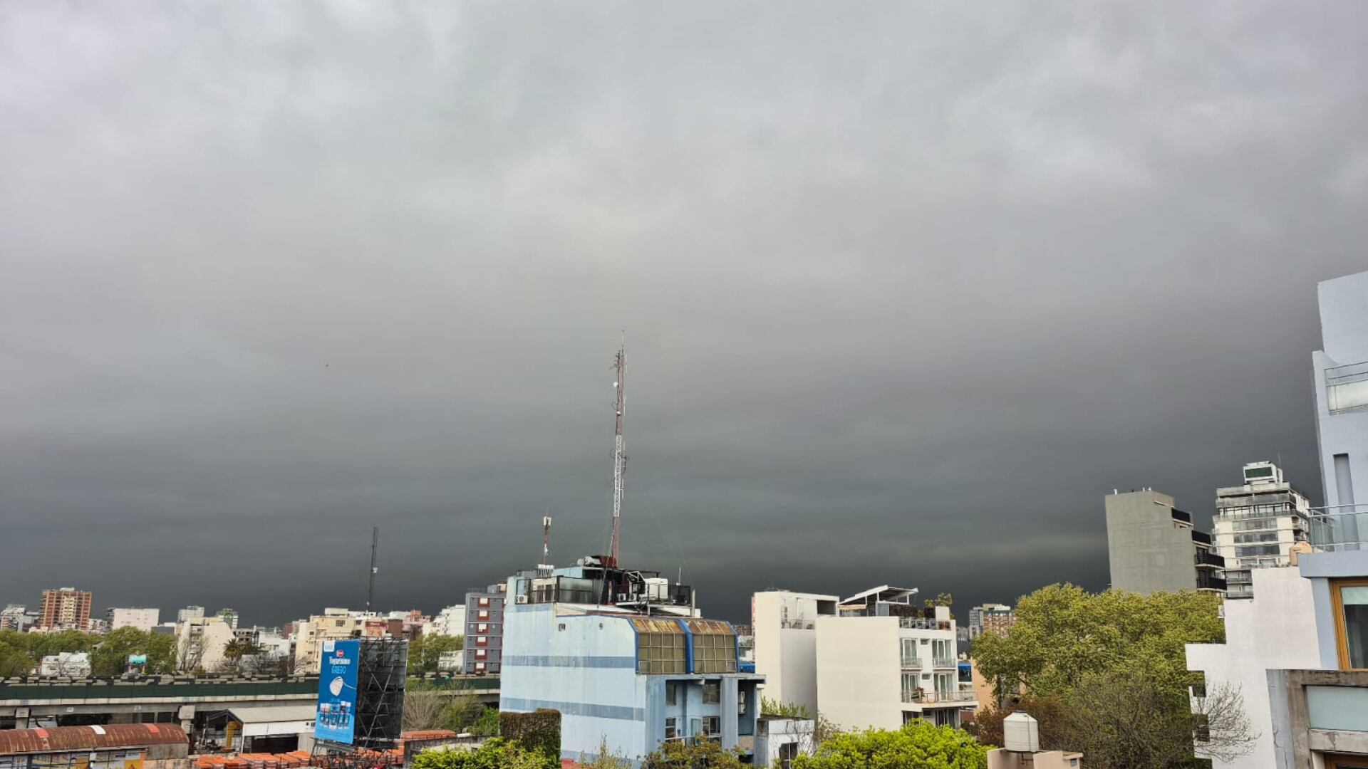 Habrá chaparrones y lluvias aisladas durante todo este viernes en CABA.