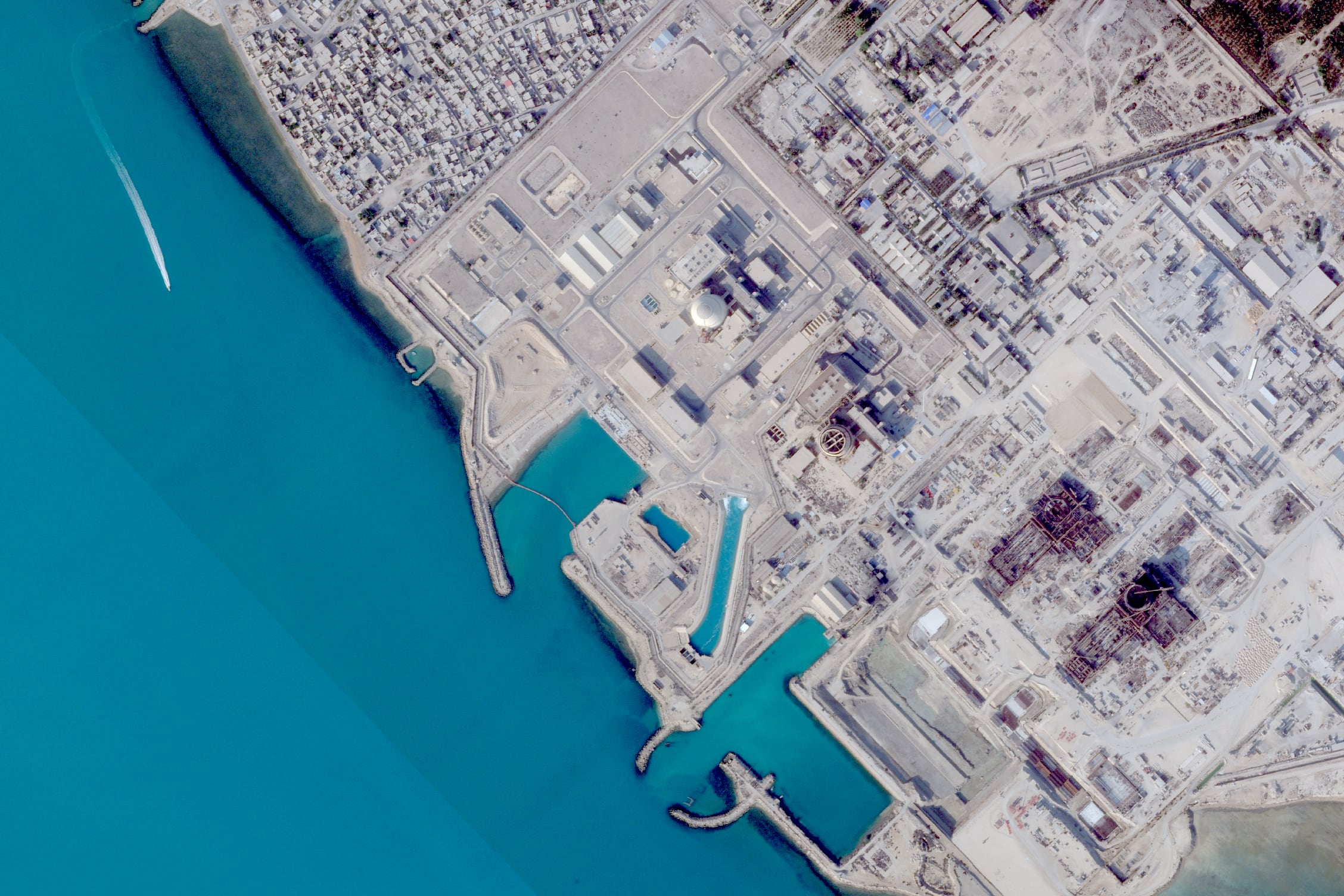 La central nuclear de Bushehr en Irán fue atacada este viernes en una operación atribuida a Israel y Estados Unidos (Planet Labs PBC vía AP)