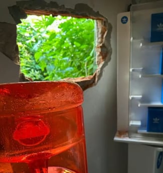 El boquete por el que ingresaron a la relojería