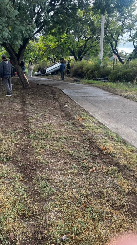 Accidente fatal en Mendoza: un conductor perdió el control del auto, volcó y murió una niña de 8 años