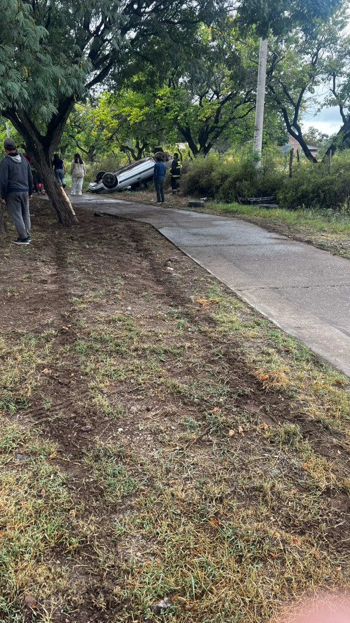 Accidente fatal en Mendoza: un conductor perdió el control del auto, volcó y murió una niña de 8 años