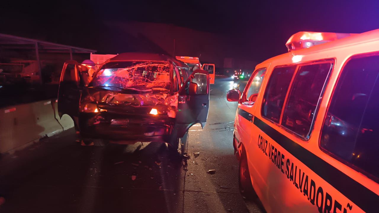 En el kilómetro 17 de la carretera Panamericana, un microbús colisionó contra una rastra, dejando una persona lesionada, sin víctimas mortales reportadas./ (Cruz Verde Salvadoreña)