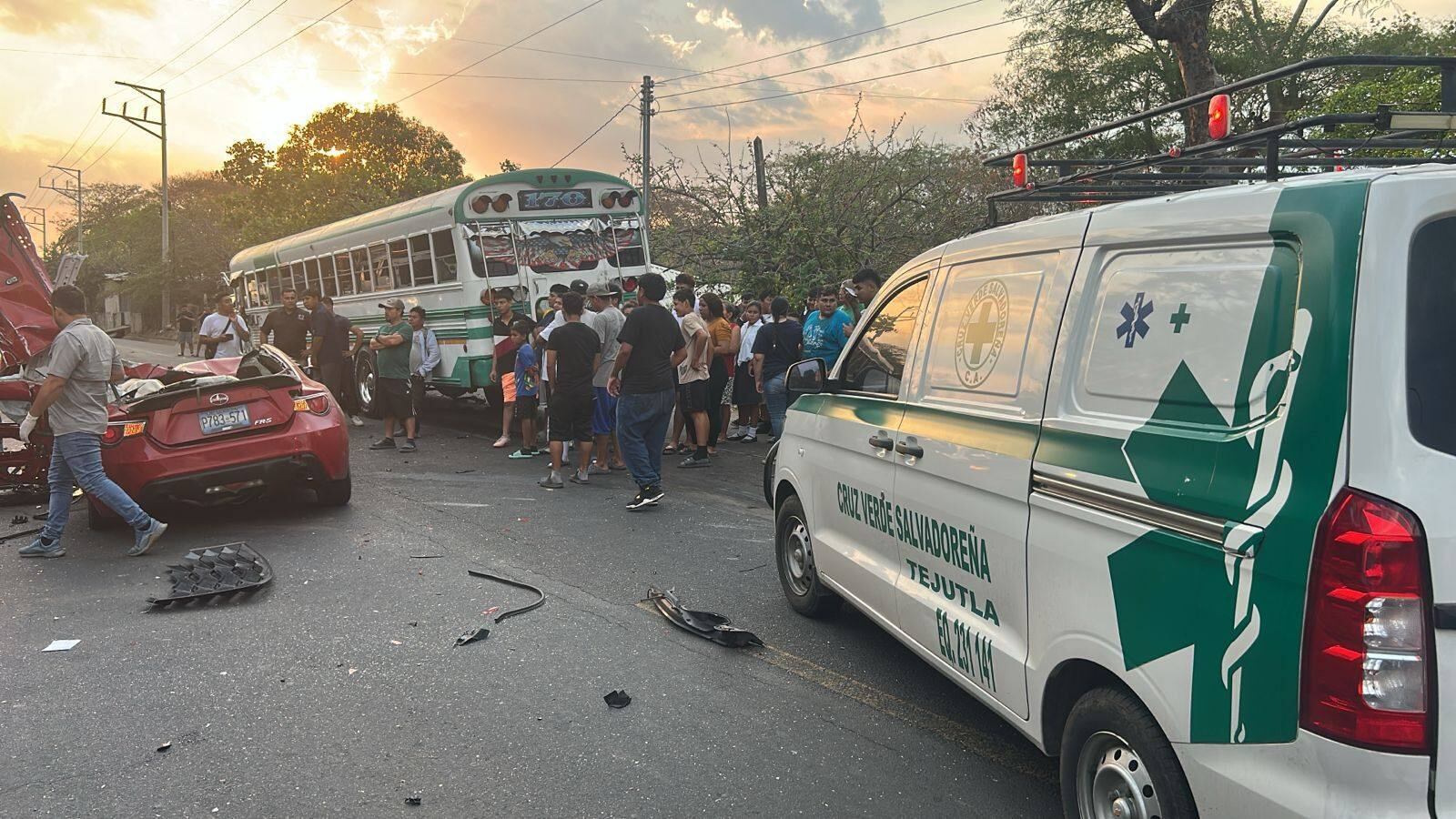 Un choque entre un autobús y un vehículo particular en el caserío El Tule, San Salvador Norte, dejó una persona fallecida y desencadenó un amplio operativo de rescate./(Cruz Verde Salvadoreña)