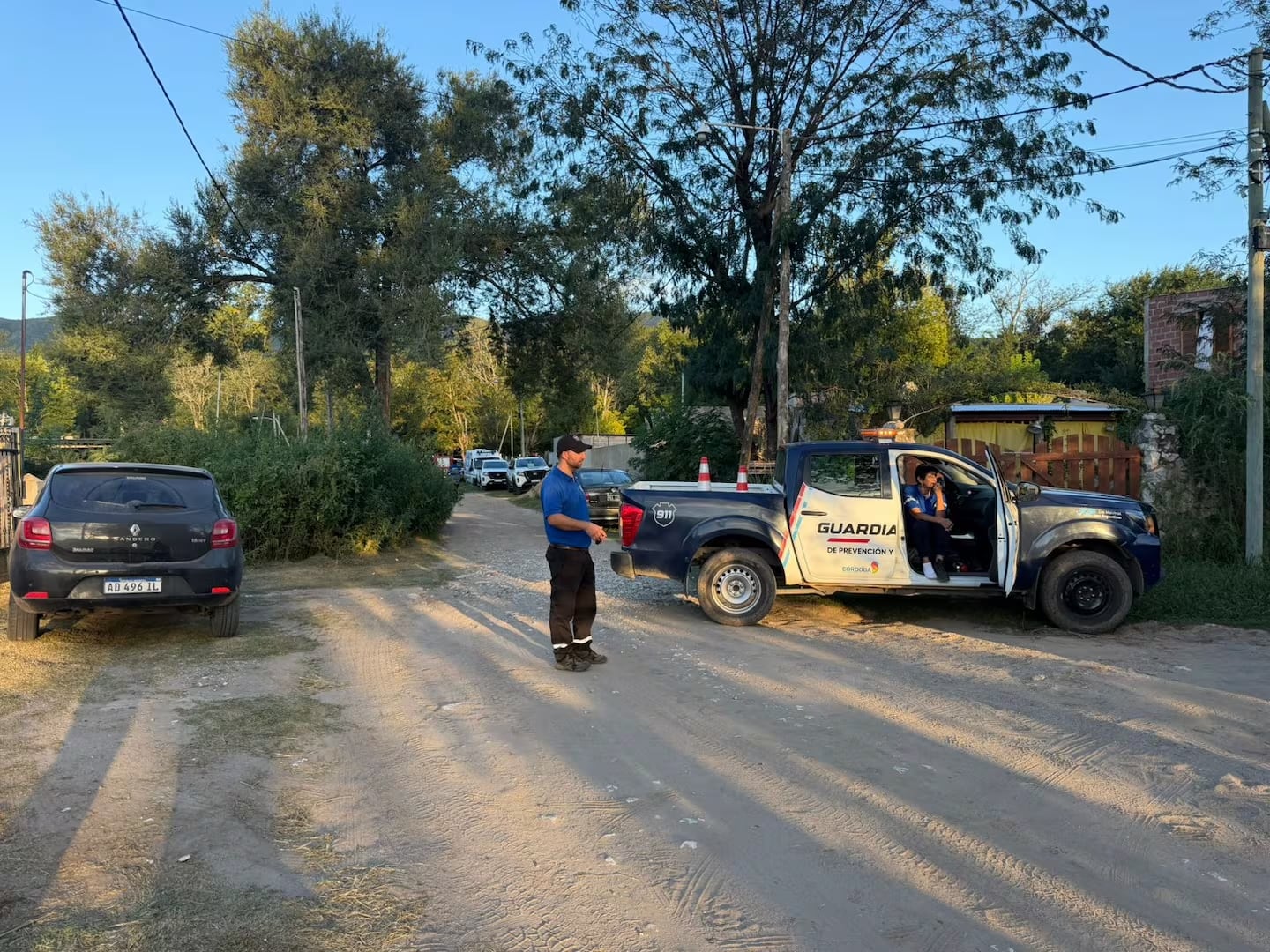 Las autoridades y los vecinos realizan recorridos y revisiones en campos y espacios cercanos a la vivienda donde se reportó la ausencia (Fuente: ElDoce.TV)