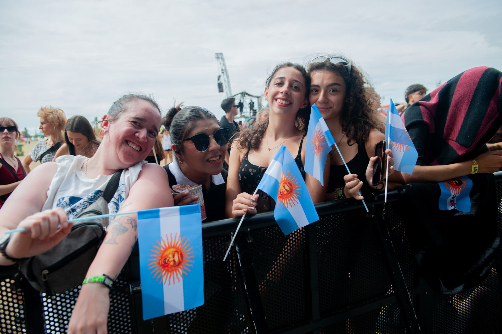 Miles de fanáticos llegan temprano al Hipódromo de San Isidro para asegurar su lugar en la segunda jornada de Lollapalooza Argentina (Jaime Olivos)