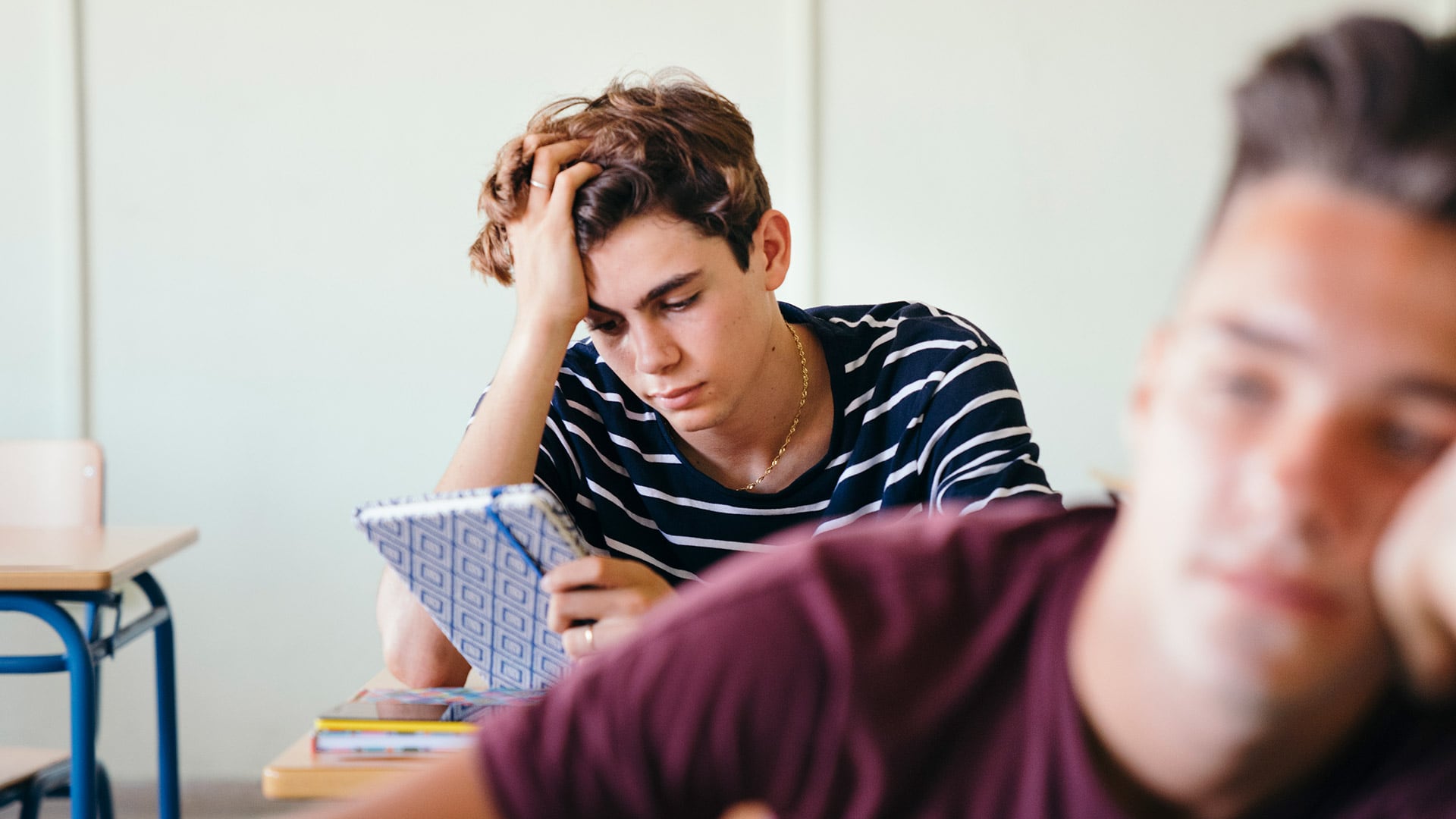 La presión escolar, la incertidumbre y las redes sociales son fuentes centrales de estrés en los jóvenes (Freepik)