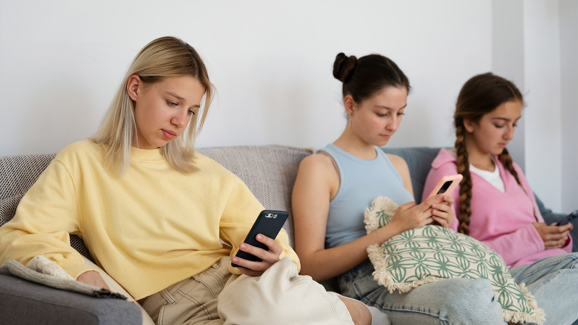 La comparación constante en redes sociales potencia la autoexigencia y la ansiedad en los jóvenes (Freepik)