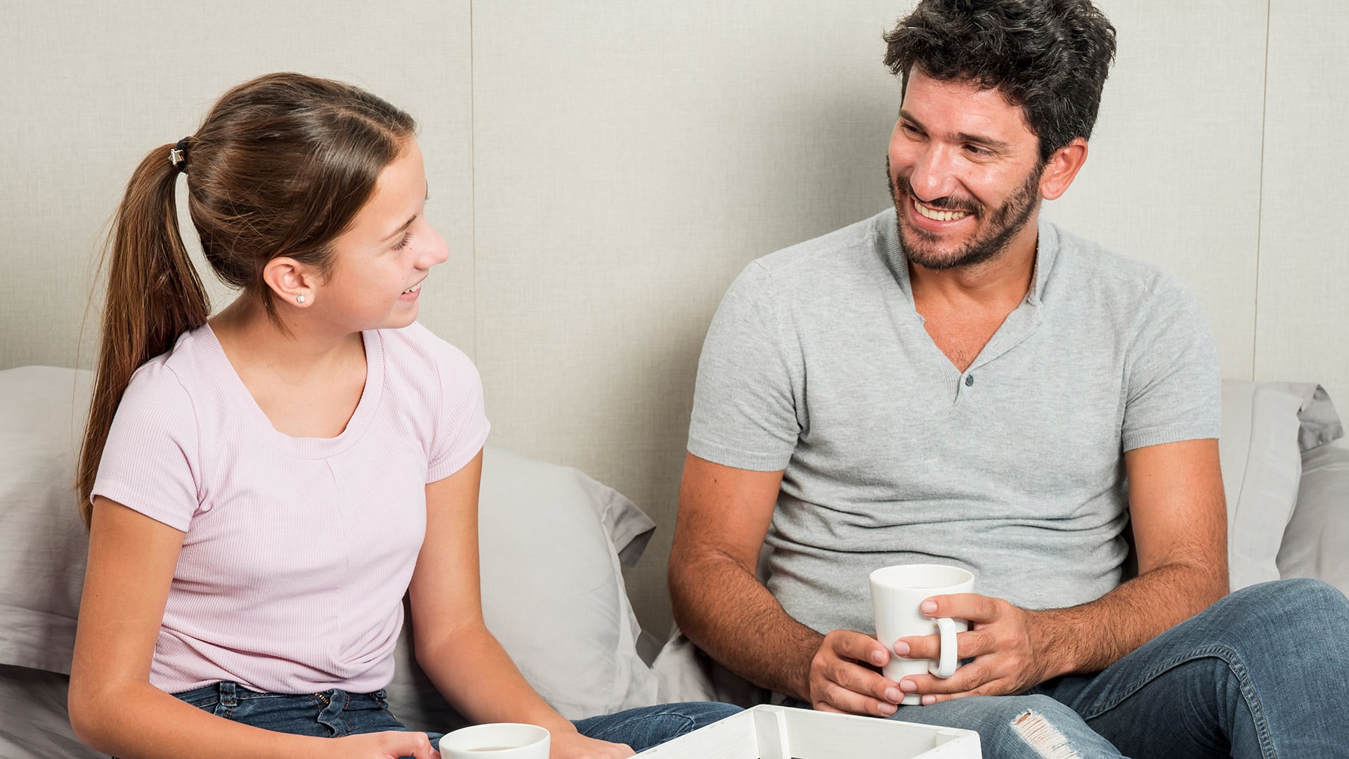 El acompañamiento de adultos disponibles es clave para la prevención del burnout (Freepik)