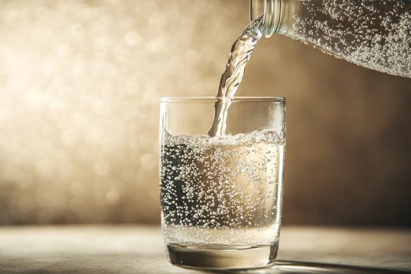 Agua con gas: qué efectos tiene en la salud y qué recomiendan los expertos