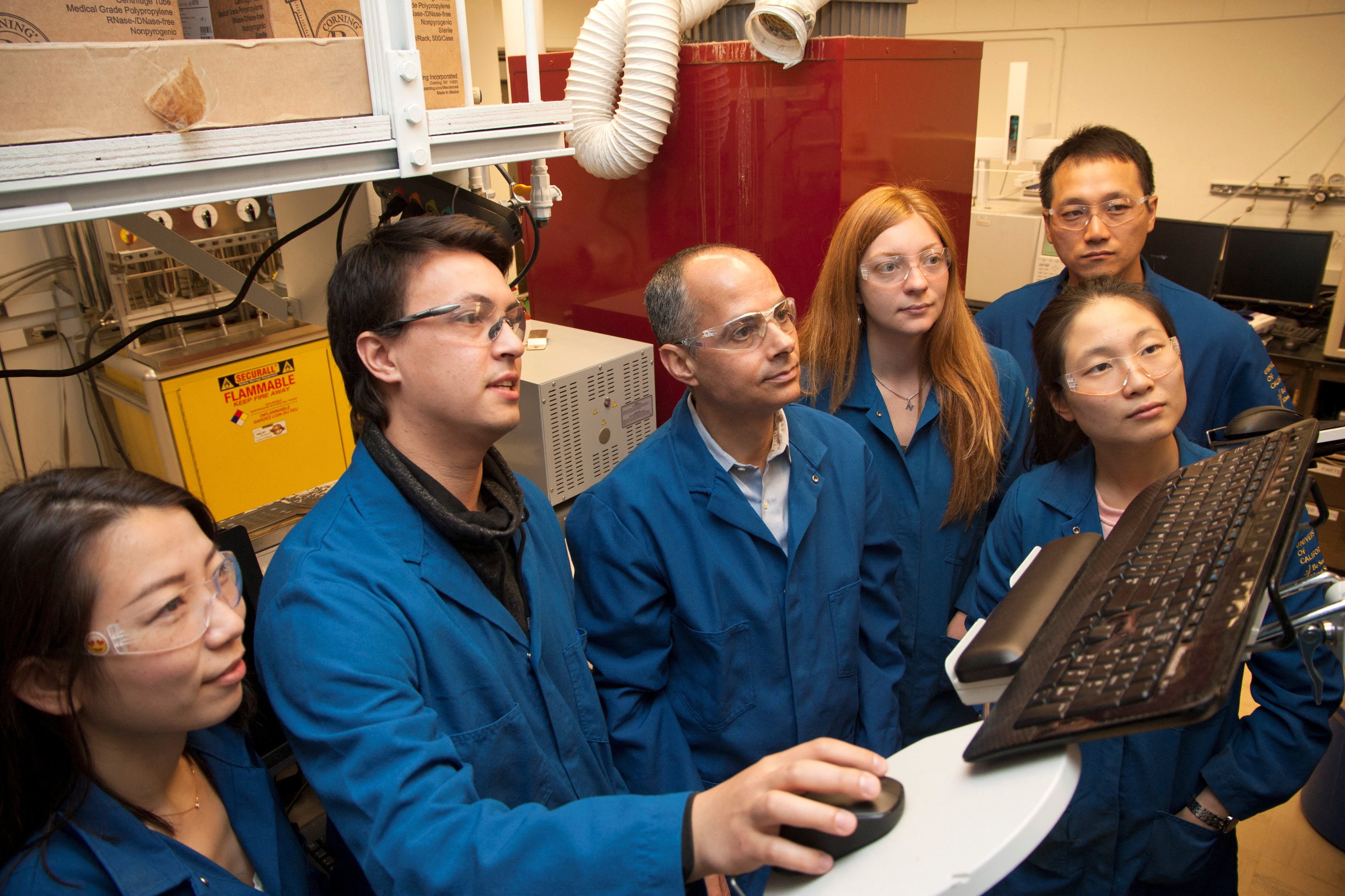 La máquina desarrollada por Omar Yaghi permite extraer hasta 1.000 litros de agua potable al día en zonas desérticas con menos del 20% de humedad. REUTERS.