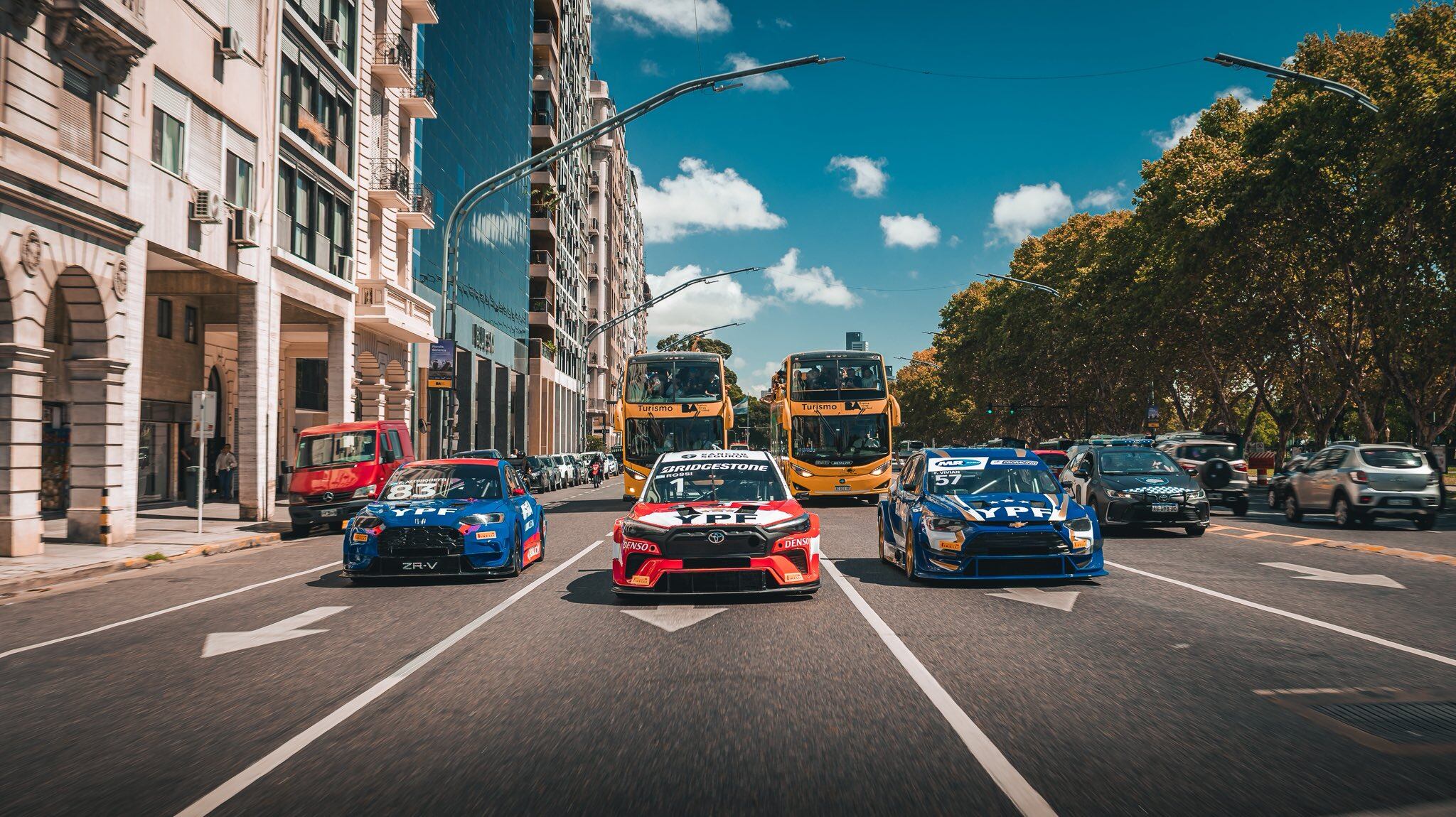 El Honda, el Chevrolet y el Toyota en un recorrido por la Ciudad de Buenos Aires (Prensa TC 2000)