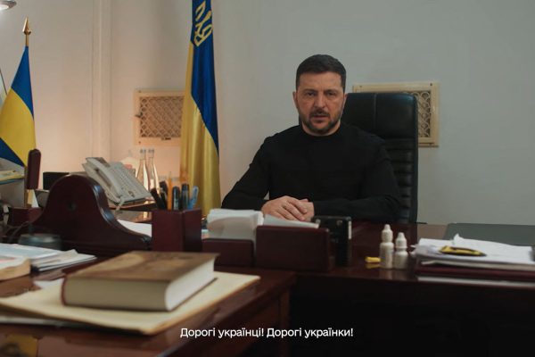 Al menos 12 muertos y un edificio residencial destruido tras nuevos bombardeos rusos en Kharkiv