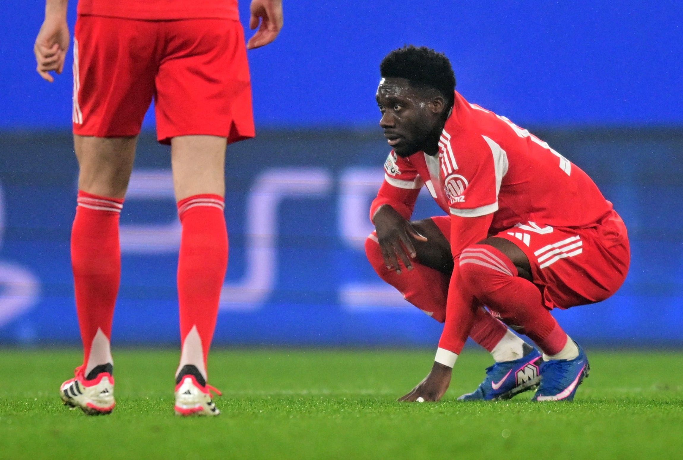 El dolor de Alphonso Davies ante una nueva lesión (REUTERS/Daniele Mascolo)