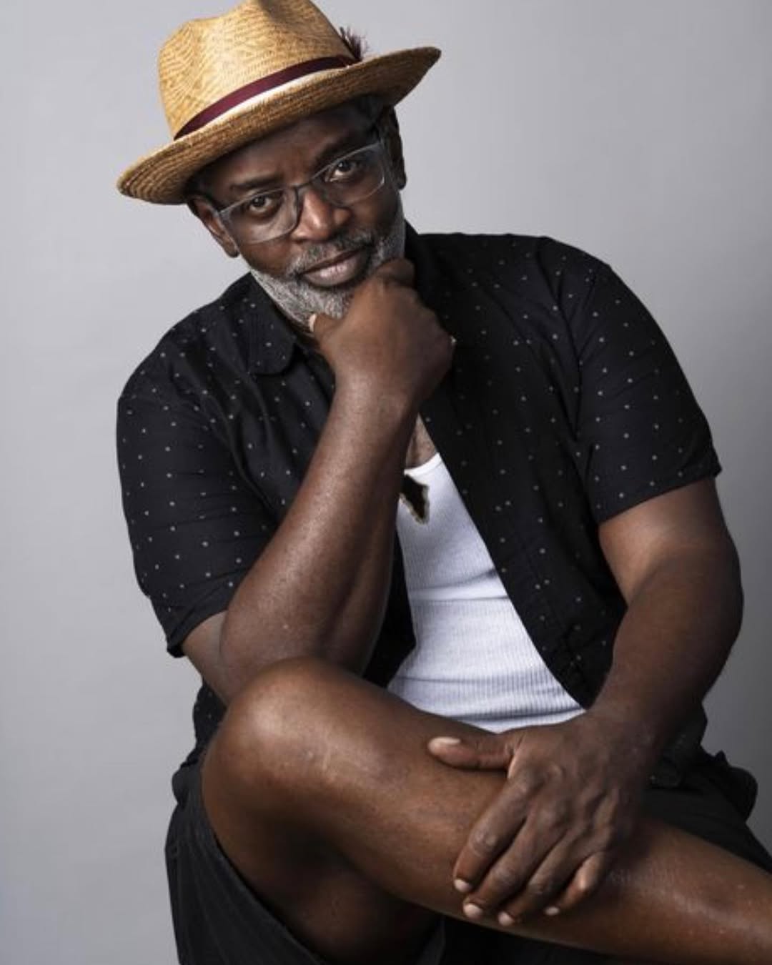 El legendario artista Fab 5 Freddy, pionero en la intersección del arte y la cultura urbana (@fab5freddy)