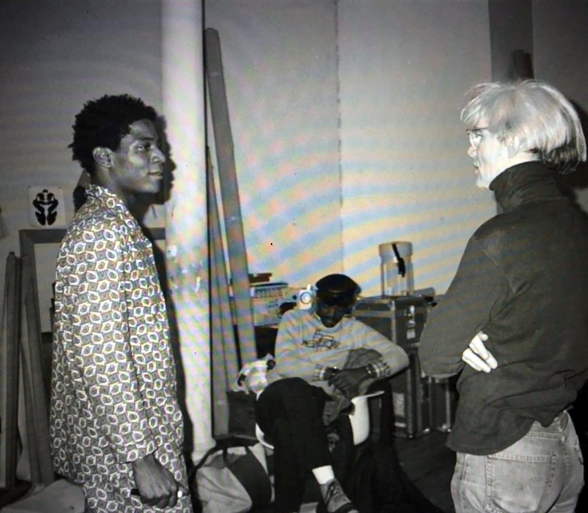 Jean-Michel Basquiat conversa con Andy Warhol, mientras Fab 5 Freddy se sienta en segundo plano (@fab5freddy)