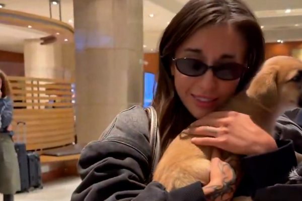 Amor sin fronteras: el gesto de María Becerra al adoptar un perrito en Chile