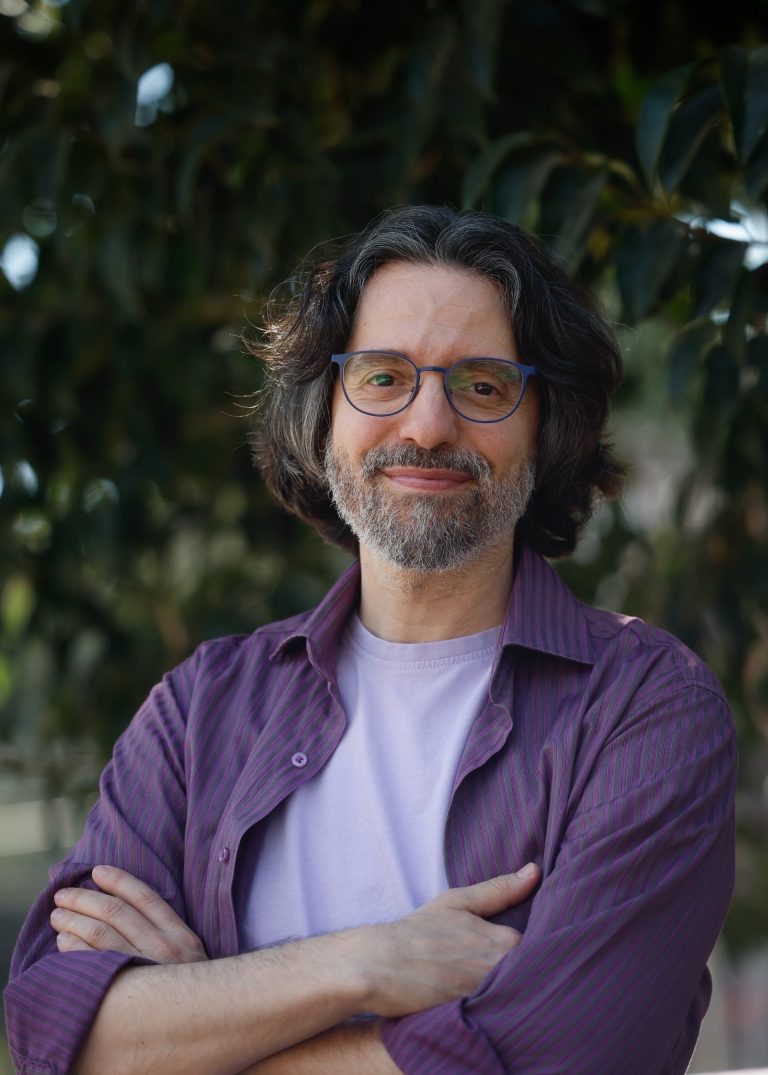 Andrés Neuman: “Nos parece que nuestras vivencias son únicas, por eso nos cuesta compartirlo”