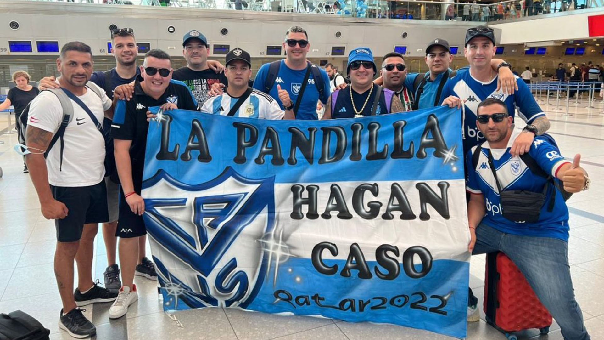 Raulo, de gorro piluso azul y lentes oscuros, junto a otros miembros de la barra de Vélez
