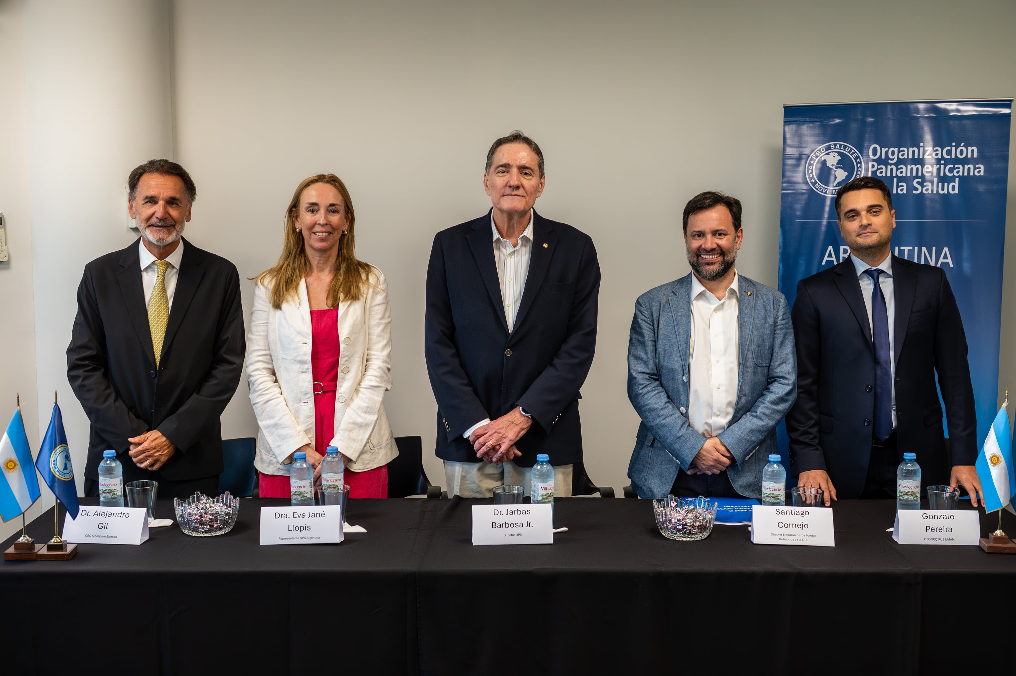 El director de la OPS, Jarbas Barbosa, junto a autoridades del Ministerio de Salud y de Sinergium, en su visita a la Argentina