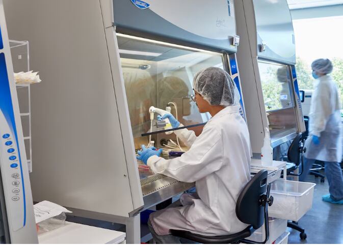 El centro especializado permitirá gestionar información de ensayos clínicos y acelerar la investigación de nuevos medicamentos en Argentina (Reuters)