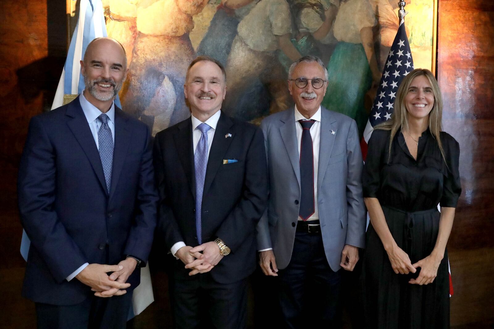 El ministro Mario Lugones junto al embajador Peter Lamelas y representantes de Pfizer
(Min de Salud)
