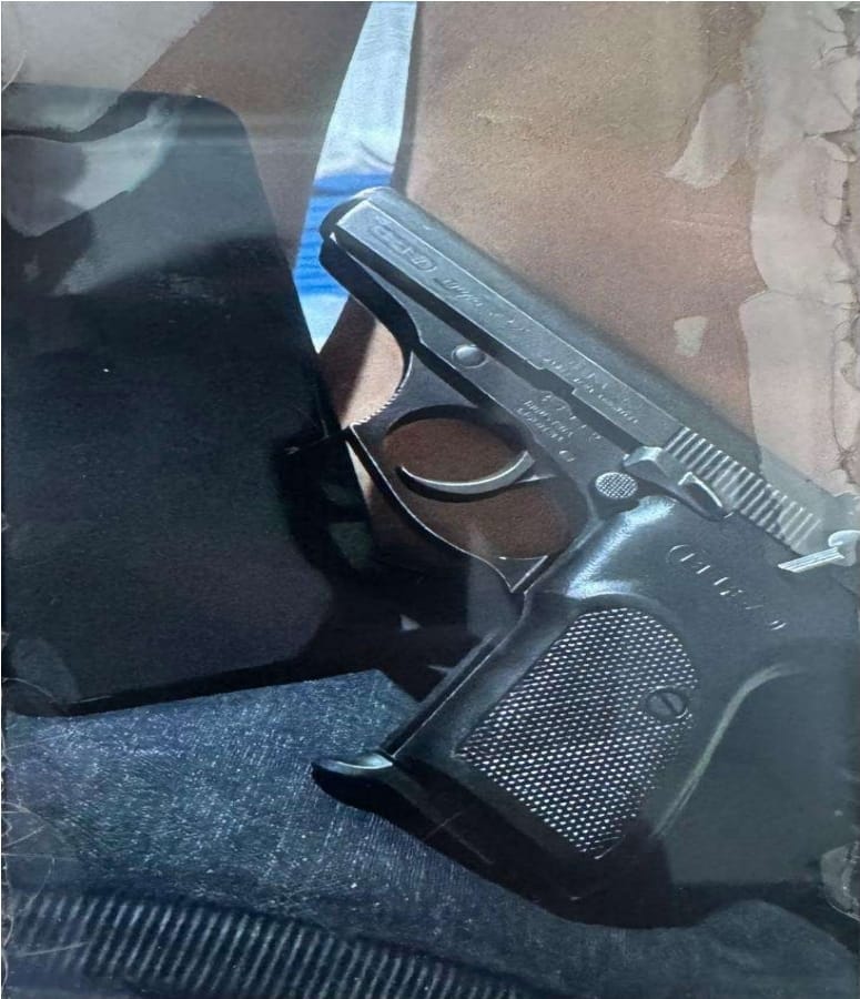 La Bersa calibre 22 que ofrece Kimey a su hermano