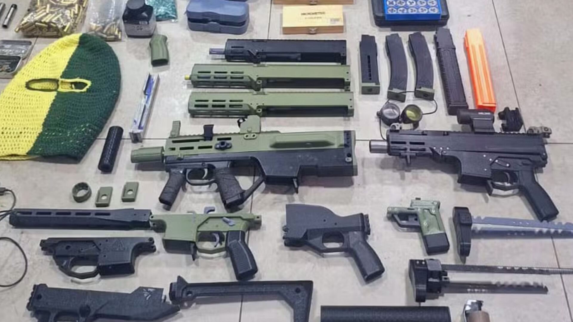Material incautado durante la operación Shadowgun con el pasamontañas de Zé Carioca