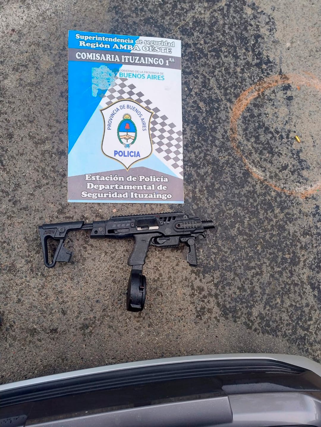 Una de las armas que portaban los delincuentes