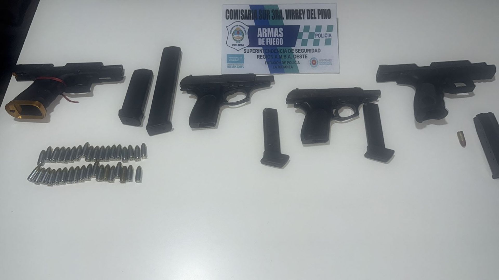 Varias pistolas, cargadores y municiones incautadas por la policía