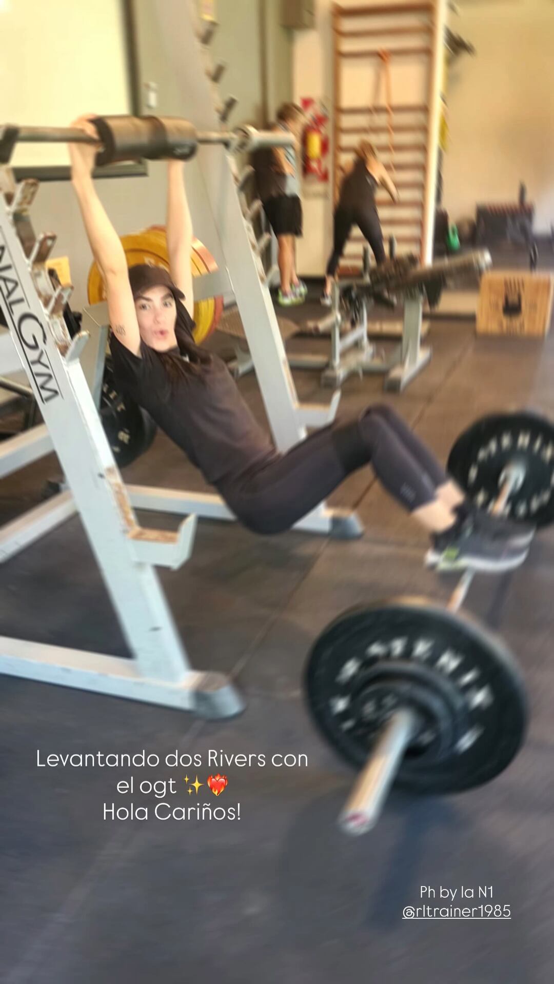 Lali Espósito demuestra su fuerza y dedicación durante una sesión de entrenamiento en el gimnasio, realizando ejercicios de suspensión y core.