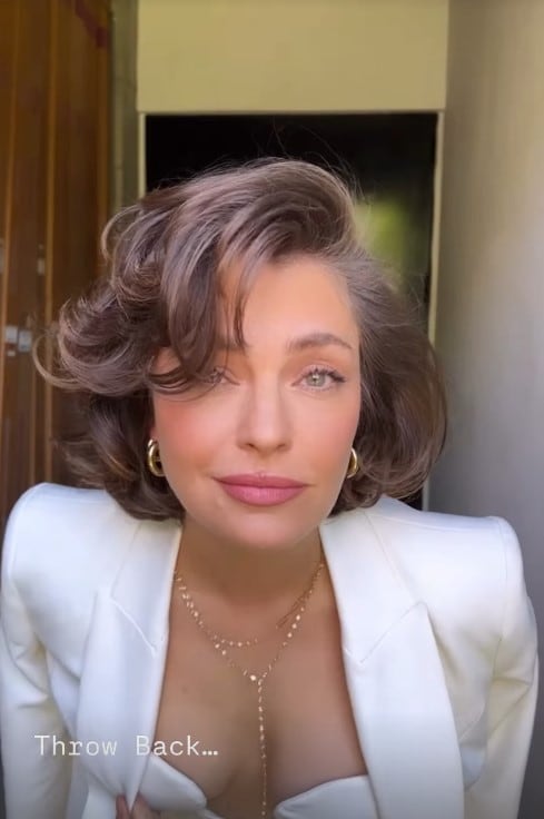 Dolores Fonzi apostó a un nuevo look con el cabello más corto, ondas definidas y flequillo para el costado (Instagram)