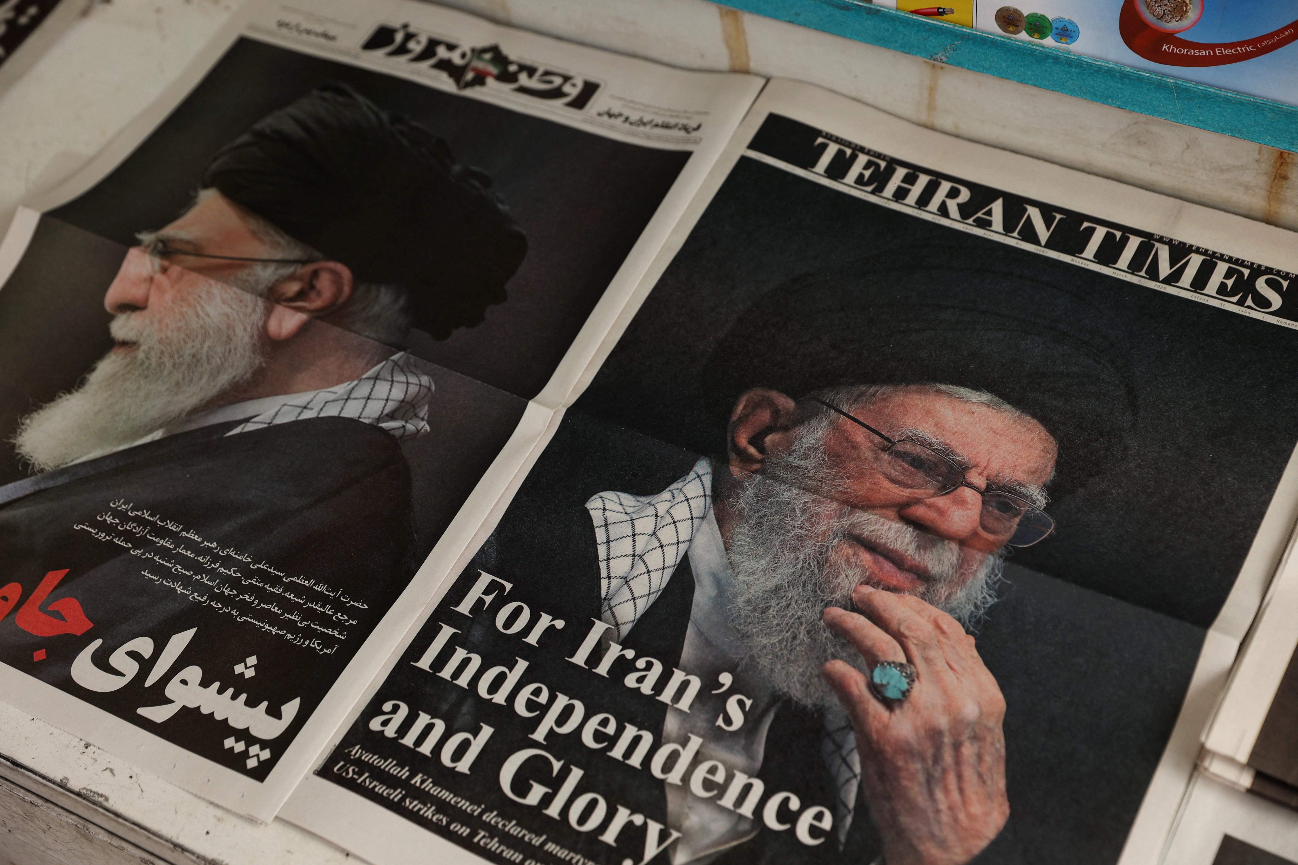 Periódicos iraníes con fotos de portada del difunto líder supremo de Irán, el ayatolá Ali Khamenei, se muestran después de su muerte en ataques israelíes y estadounidenses el sábado, en Teherán, Irán, el 2 de marzo de 2026. Majid Asgaripour/WANA (West Asia News Agency) vía REUTERS