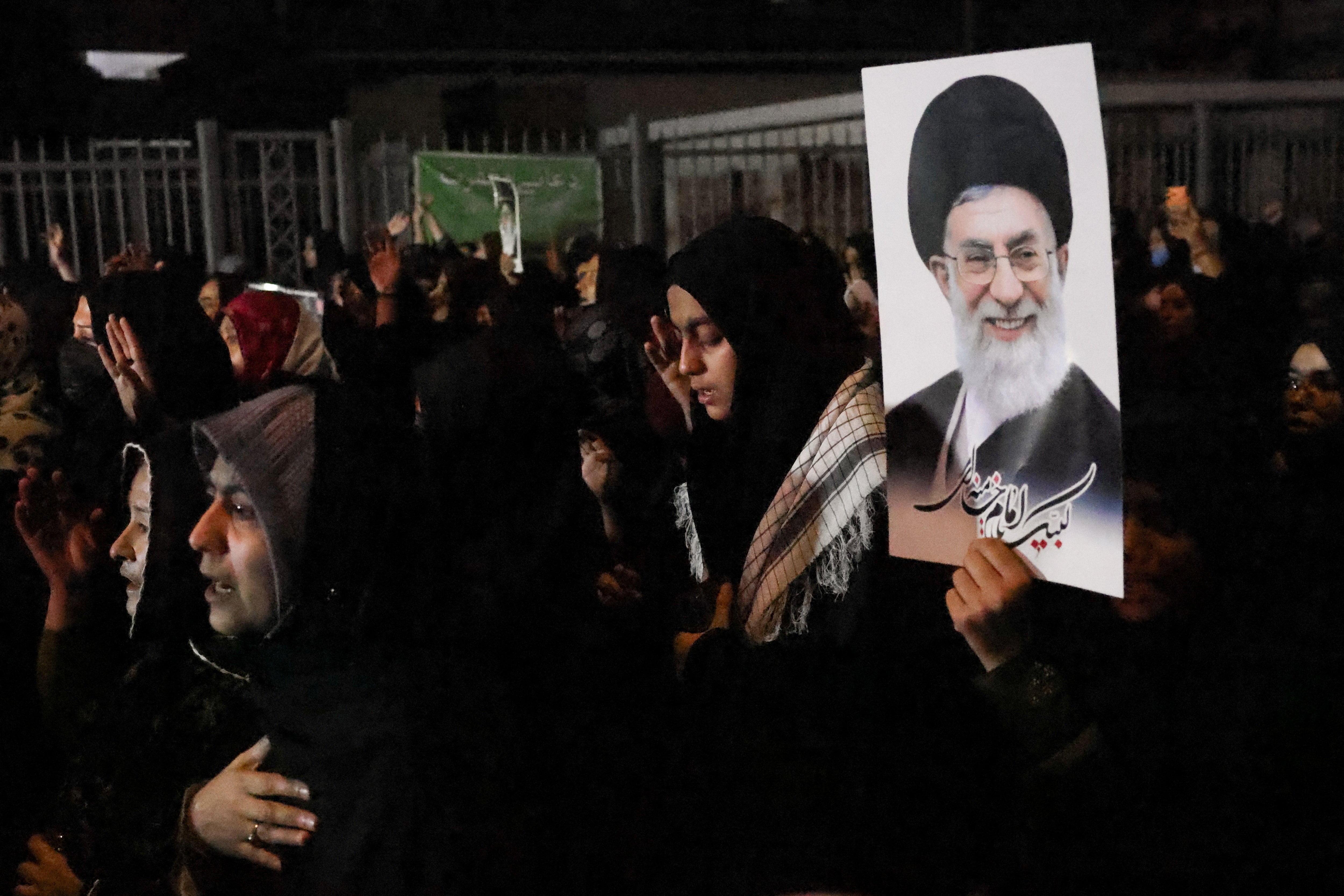 Una mujer musulmana chiíta se golpea el pecho mientras llora la muerte del líder supremo de Irán, el ayatolá Ali Khamenei, quien murió tras los ataques estadounidenses e israelíes contra Irán, en Karachi, Pakistán, el 2 de marzo de 2026. REUTERS/Akhtar Soomro