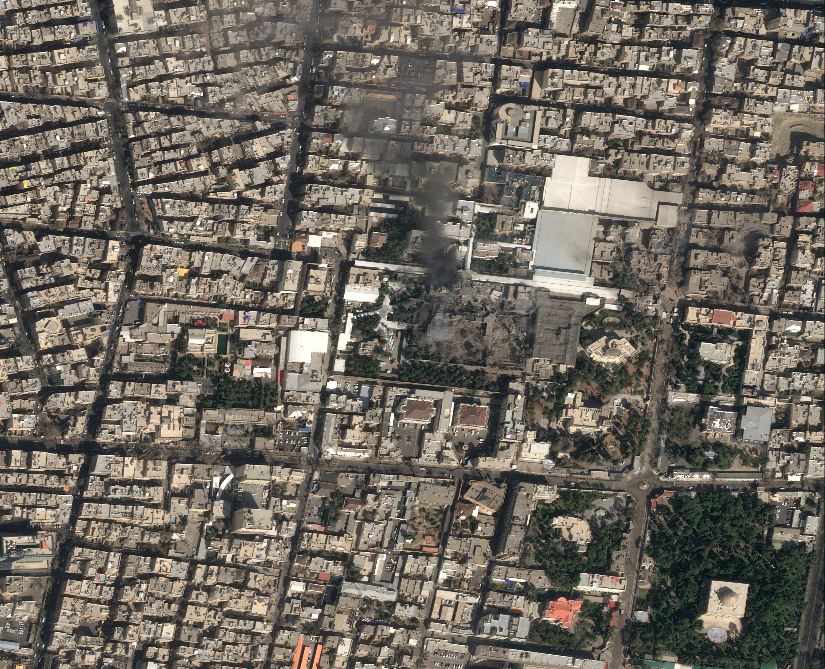 Una imagen satelital muestra humo negro elevándose y graves daños en el complejo del líder supremo iraní, el ayatolá Ali Khamenei, luego de los ataques de Estados Unidos e Israel contra Irán, en Teherán, Irán, el 28 de febrero de 2026. Pleiades Neo (c) Airbus DS 2026/vía REUTERS