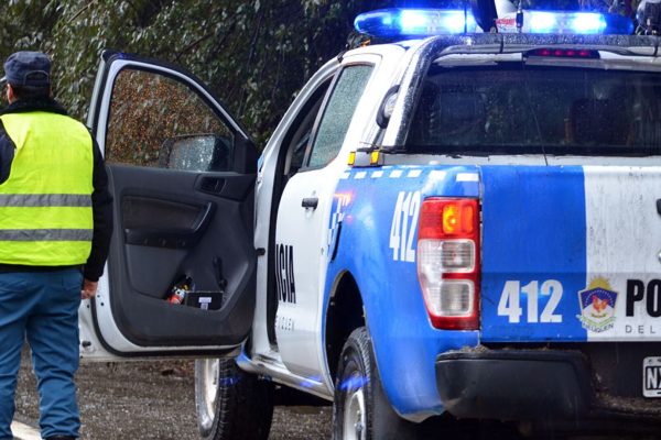 Atacaron con botellas y fierros a tres policías que intentaban intervenir en una pelea familiar en Neuquén