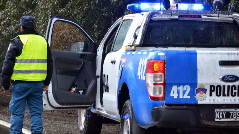 Atacaron con botellas y fierros a tres policías que intentaban intervenir en una pelea familiar en Neuquén