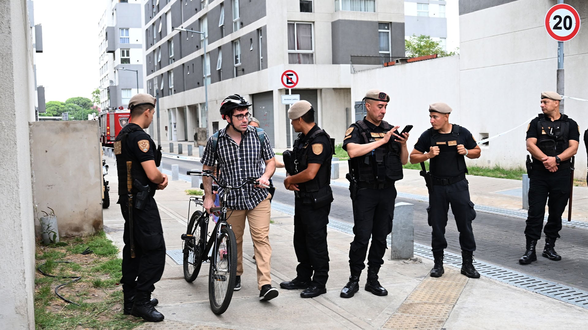 La vigilancia policial se mantuvo en el complejo tras la habilitación judicial