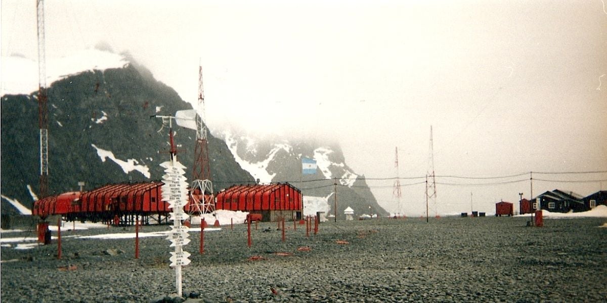 La Casa Omond, de la Base Orcadas, integra el patrimonio histórico antártico y fue construida en piedra en 1903 por una expedición escocesa (Wikipedia)