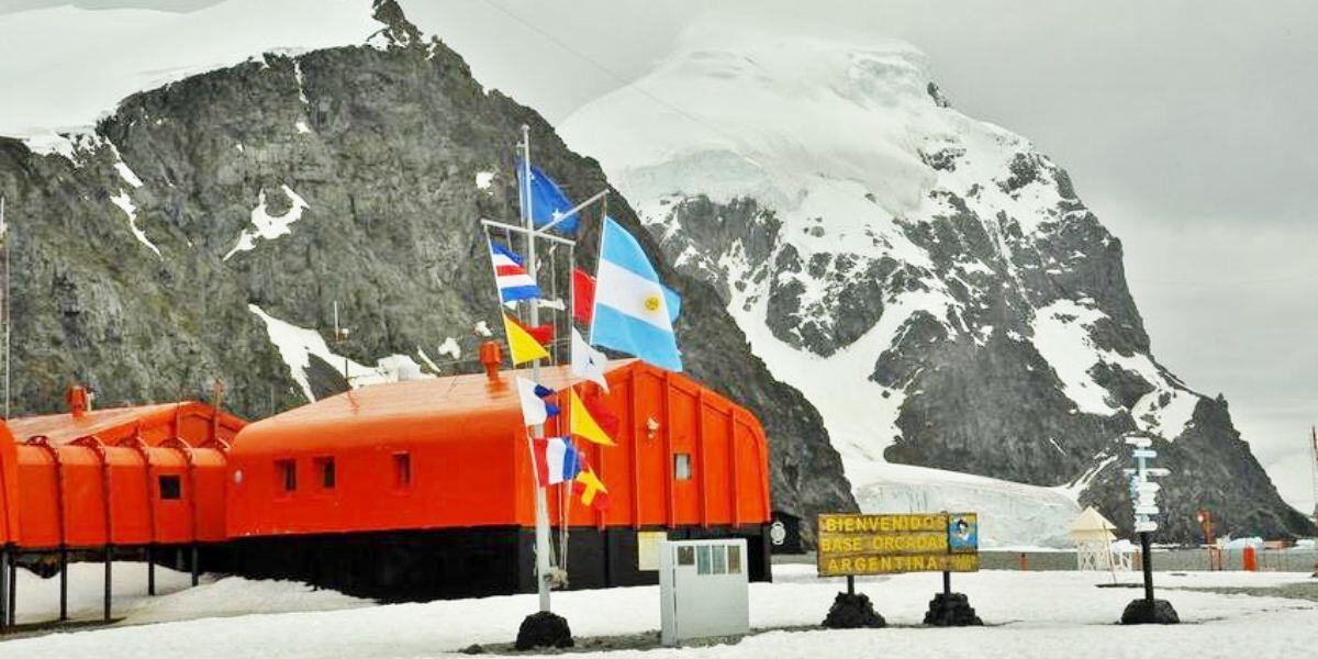 Ubicada en la isla Laurie, la Base Orcadas destaca como pionera de la investigación antártica y referente histórico en el continente blanco (Wikipedia)