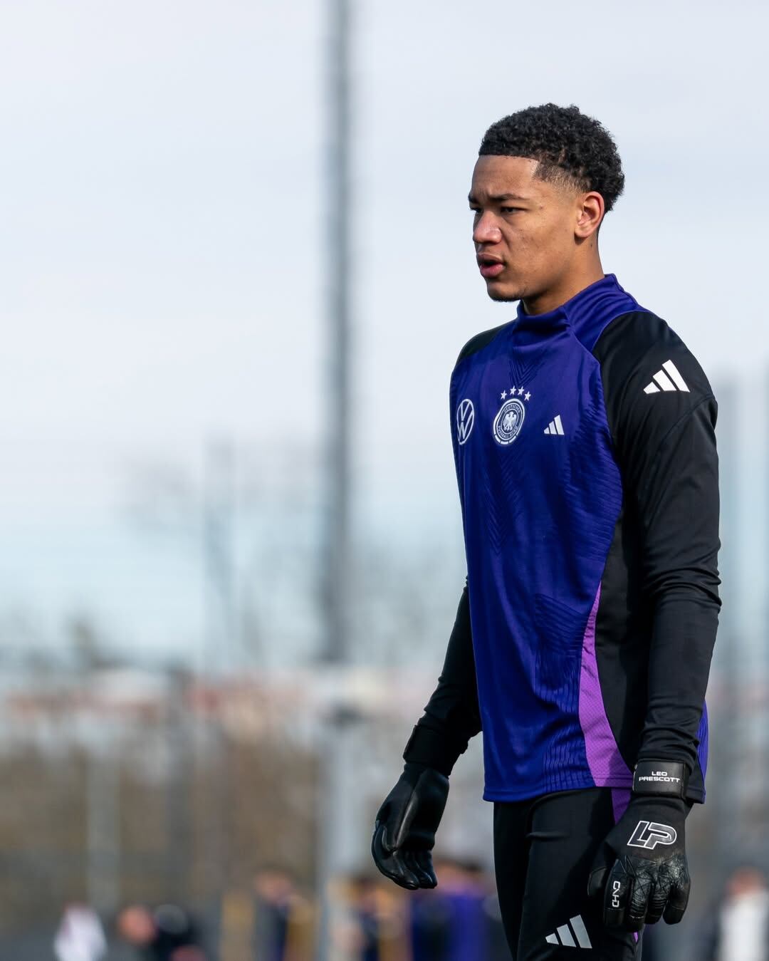 El joven arquero depende de un permiso especial ya que las leyes en Alemania impiden que los menores trabajen después de las 20 horas