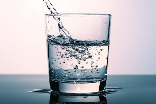 Beber agua antes de comer no garantiza una mayor pérdida de peso