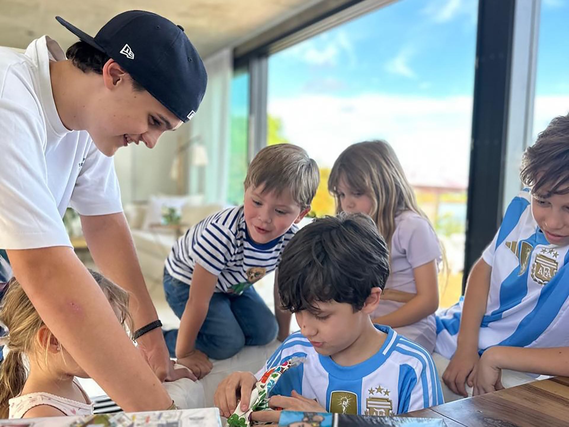 El mayor de los Vicuña junto a sus hermanos menores por parte de Pampita y la China Suárez