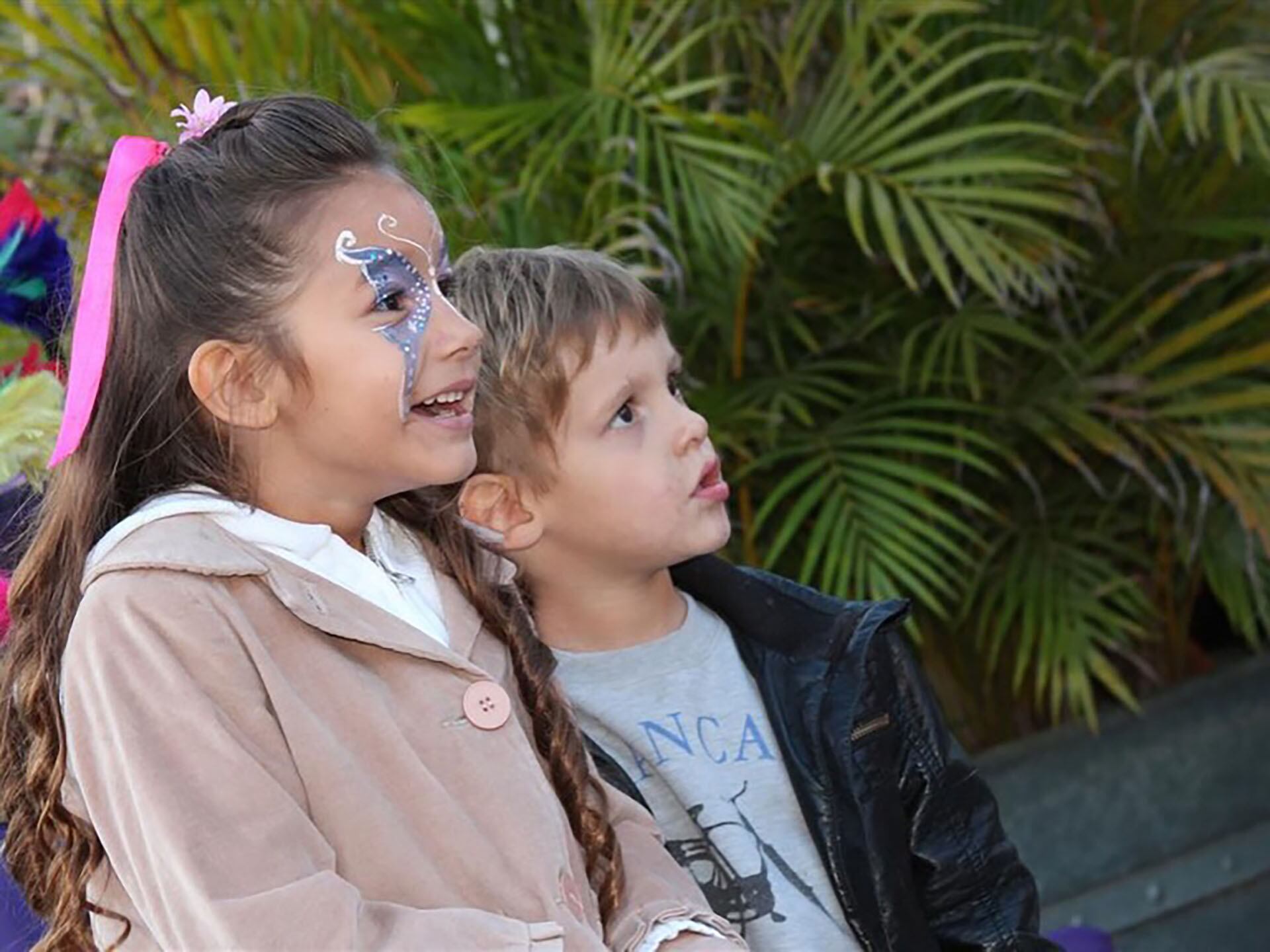 Entre las postales, el actor eligió un emotivo momento de su hijo Bautista con su hermana mayor, Blanca, quien falleció en 2012