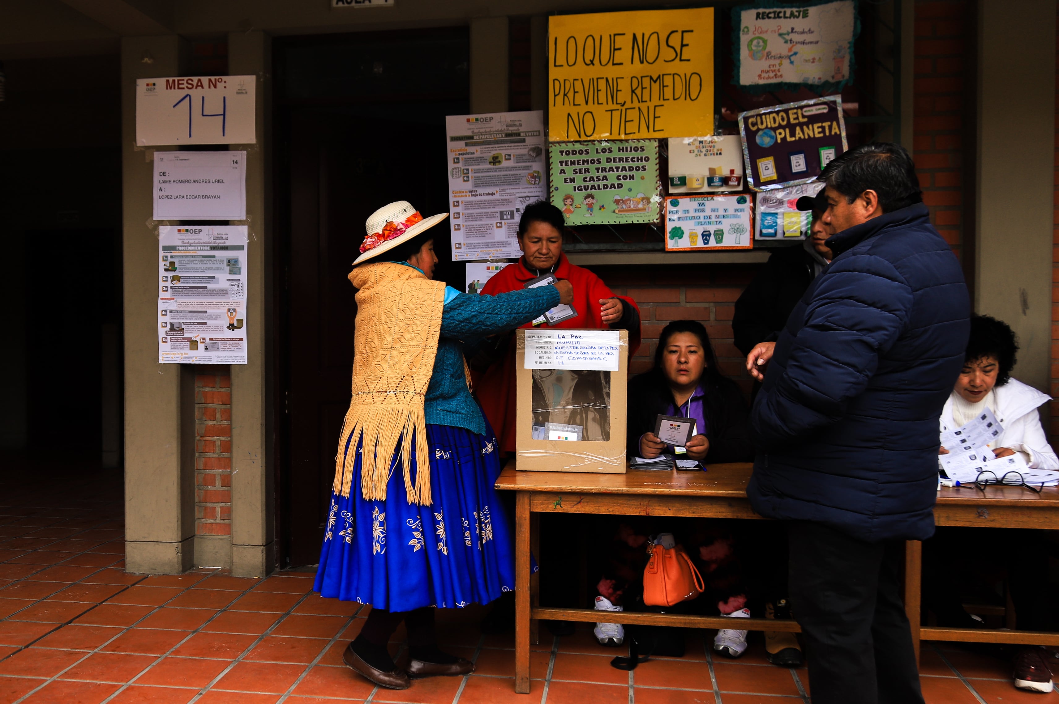Una mujer vota este domingo, en la segunda vuelta electoral para escoger presidente y vicepresidente, en La paz (Bolivia) (EFE/ Gabriel Márquez)