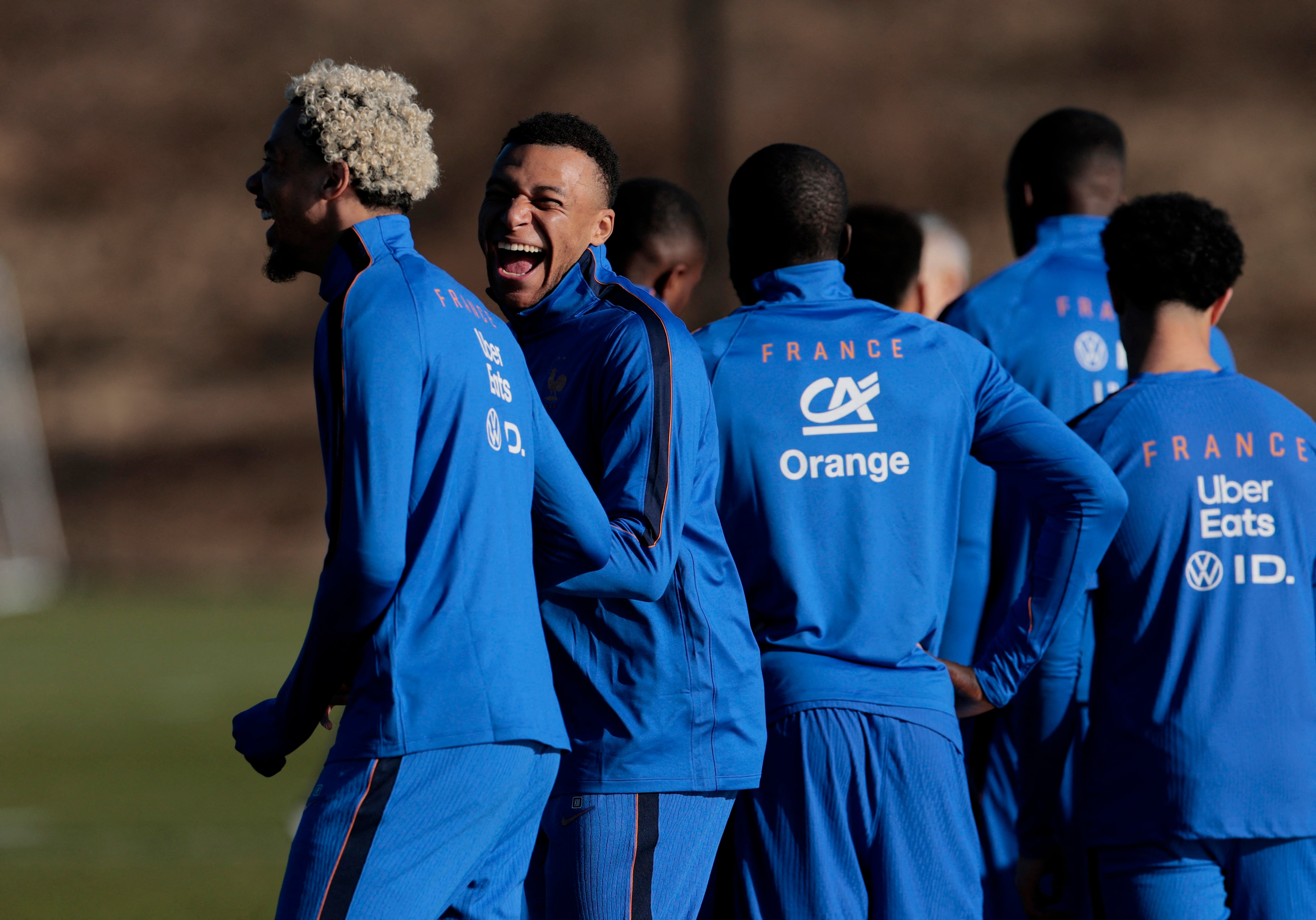 Hugo Ekitike y Kylian Mbappé en el último entrenamiento de Francia antes de jugar ante Brasil (REUTERS/Brian Snyder)