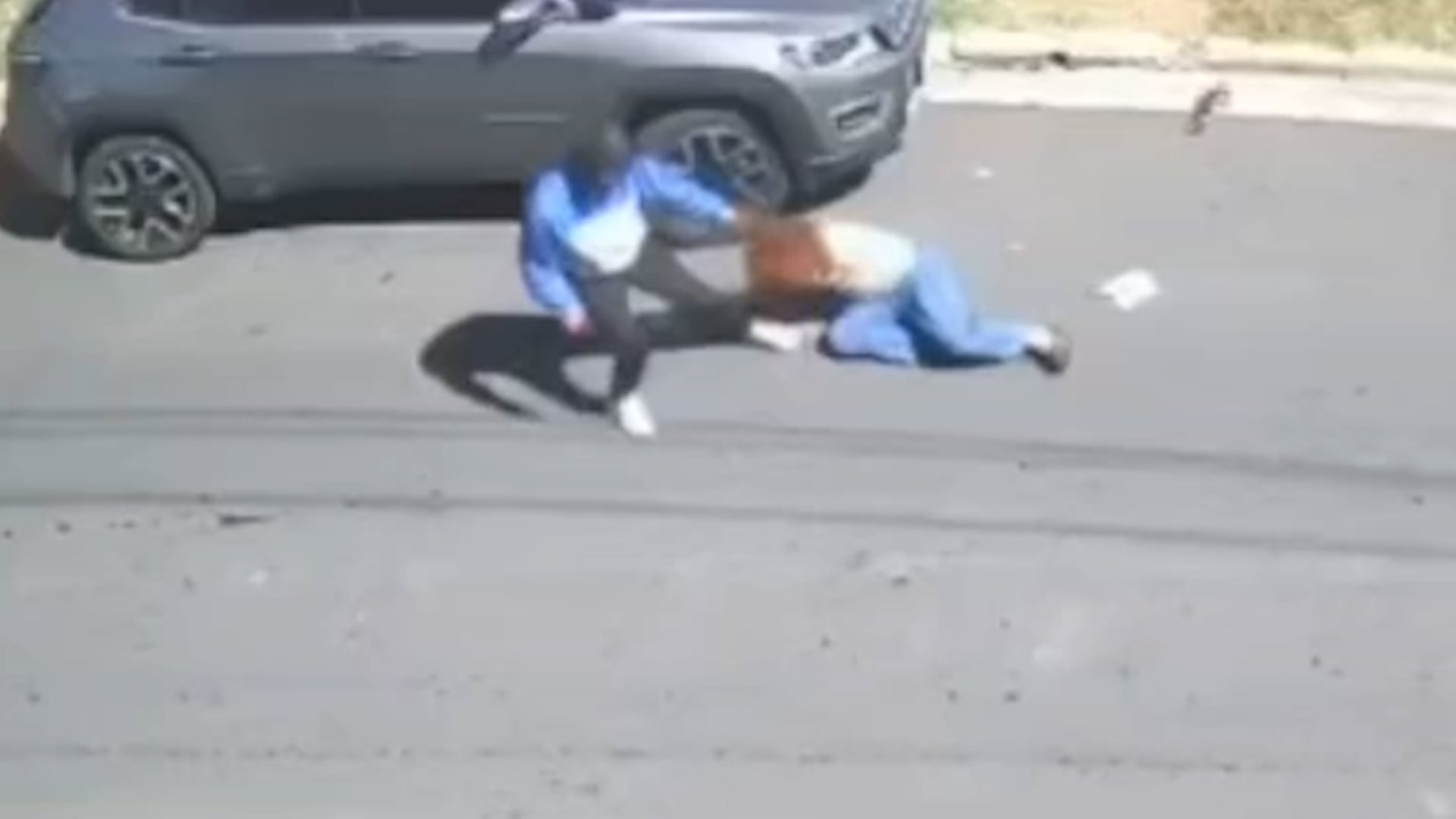 Brutal robo en Ramos Mejía: la golpearon, la tiraron al piso y la arrastraron de los pelos para sacarle el auto