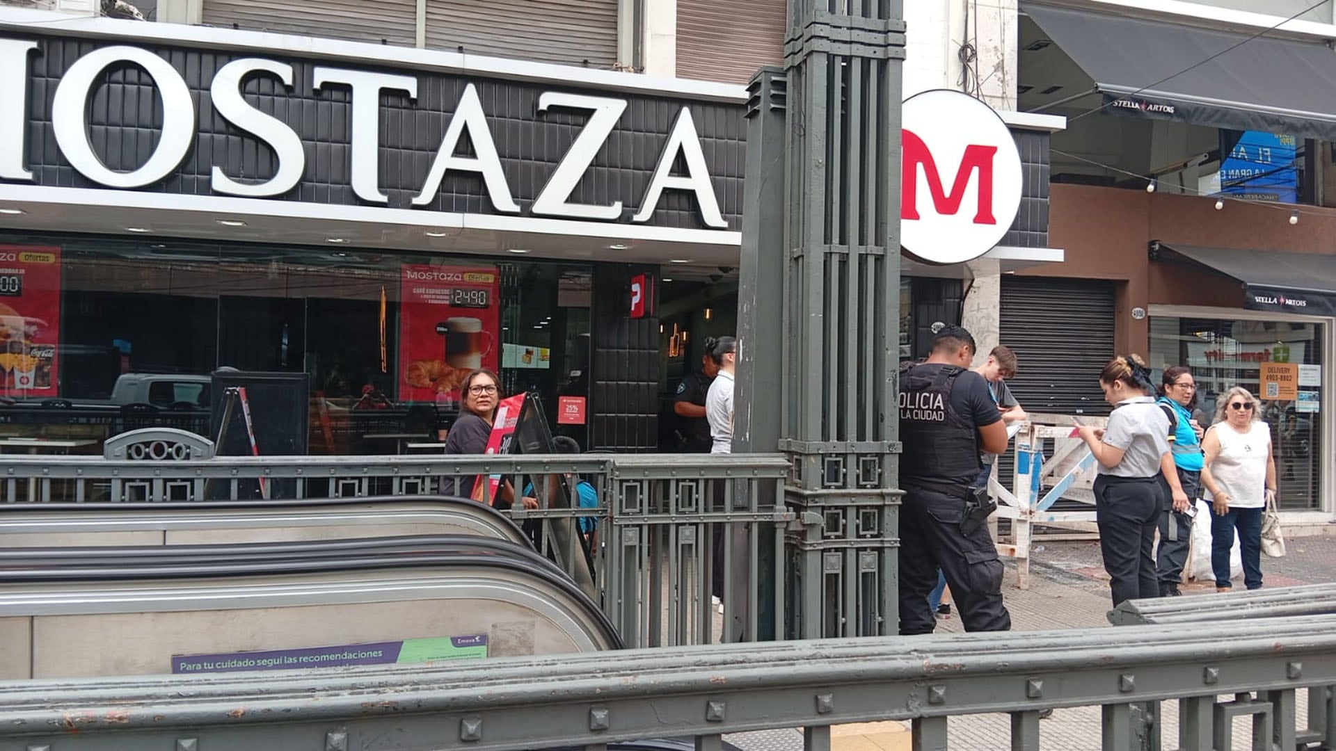 Un accidente en el local de comidas Mostaza en el barrio de Caballito provoca la movilización de la Policía de la Ciudad, con agentes y transeúntes en la entrada.