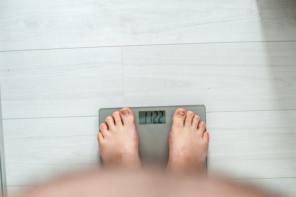 Cambiar los horarios de comida los fines de semana eleva el riesgo de obesidad en jóvenes, alerta un estudio