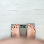 Cambiar los horarios de comida los fines de semana eleva el riesgo de obesidad en jóvenes, alerta un estudio